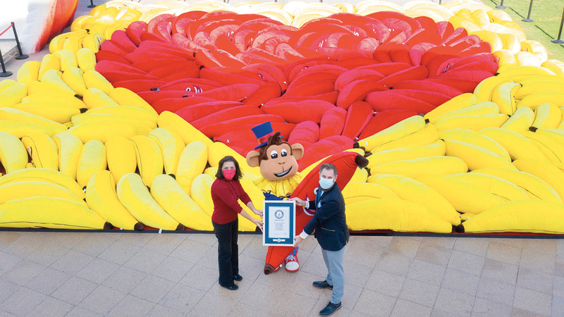 القلب الضخم على مساحة 144.8 متراً مربعاً باستخدام أكثر من 400 موزة عملاقة.	 من المصدر