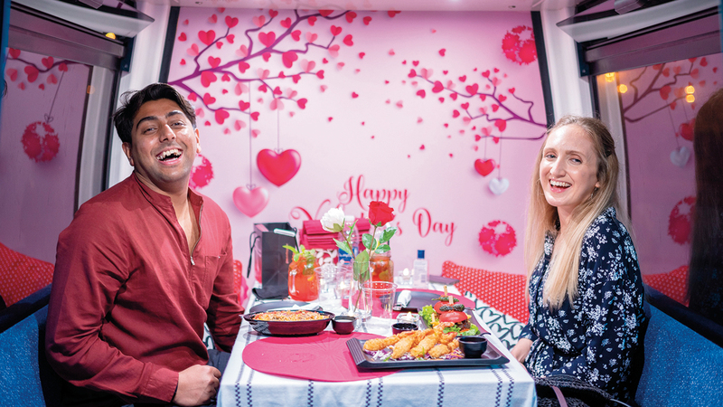 جسيكا ومحمد من بريطانيا خلال العشاء الفاخر في إحدى مقصورات عجلة العالم الشهيرة.  من المصدر