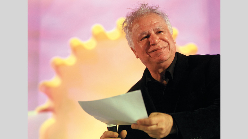 مريد البرغوثي خلال مشاركته في مهرجان طيران الإمارات للآداب بدورة سابقة.                                تصوير: باتريك كاستيلو - أرشيفية