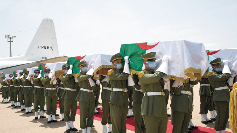 الجزائر تستعيد رفات 24 جندياً جزائرياً مناهضين للاستعمار الفرنسي لبلادهم أعدمتهم باريس.  أ.ف.ب