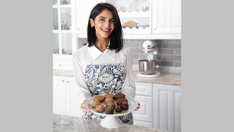 بعد أن درست إدارة الأعمال في العاصمة البريطانية قررت ميثاء تقديم خبراتها في طرق تناول الحلويات والمخبوزات بشكل صحي.   تصوير: أحمد عرديتي