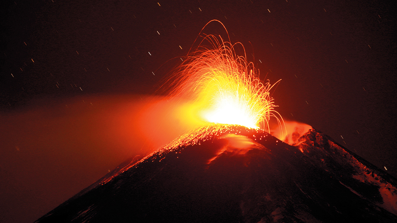 ألسنة اللهب الخفيفة تتصاعد من فوهة البركان.   رويترز