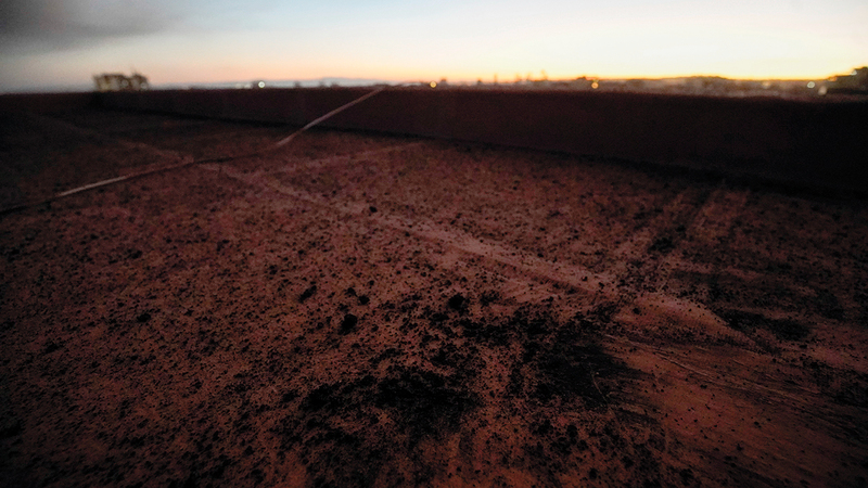 الغبار الأحمر البركاني غطى المكان.   رويترز