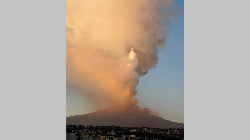 الحمم البركانية تتصاعد من جبل إتنا.   رويترز