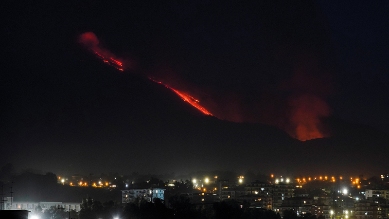موجات من الحِمَم الحمراء تُشاهد فوق الجبل.     رويترز