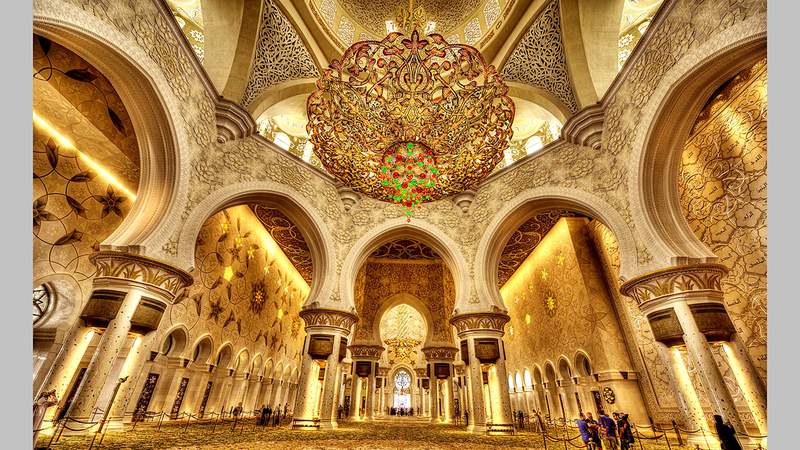 أعمال صيانة ثريات الجامع تتم وفق أحدث المعايير العالمية كونها واحدة من أكثر ما يثير اهتمام وانتباه الزوّار داخل الجامع. وام