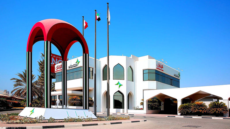 يمكن للمخالطين الذين لم تظهر عليهم الأعراض العودة إلى المدرسة بعد إنهاء الحجر الصحي المنزلي. من المصدر