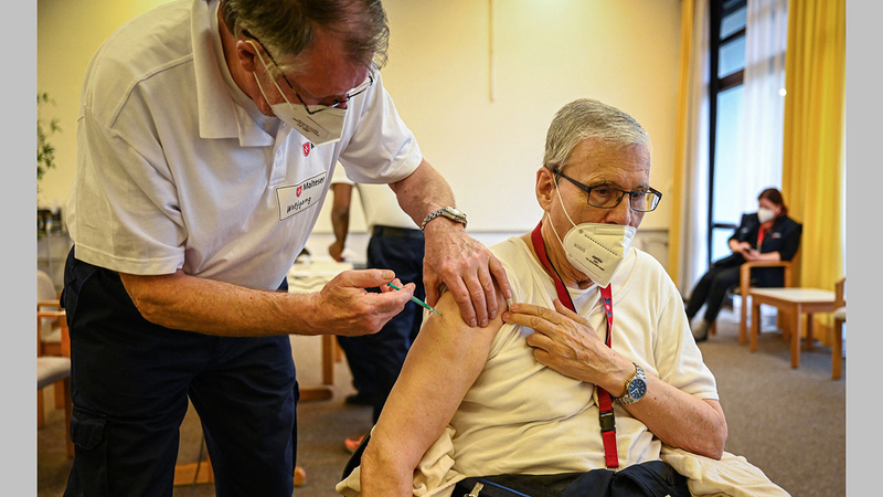 يوجد‭ ‬نحو‭ ‬105‭ ‬ملايين‭ ‬شخص‭ ‬في‭ ‬الاتحاد‭ ‬الأوروبي‭ ‬أكثر‭ ‬عرضة‭ ‬من‭ ‬غيرهم‭ ‬للمرض‭.. ‬لهم‭ ‬أولوية‭ ‬التلقيح‭. ‬‭ ‬أرشيفية