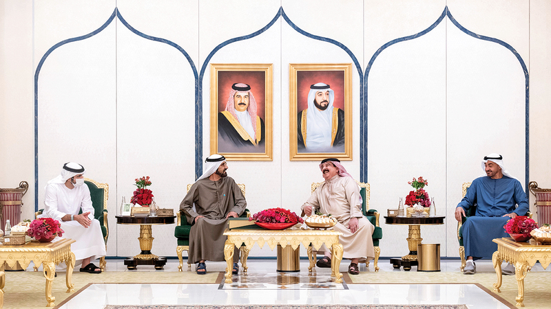 ملك البحرين ومحمد بن راشد ومحمد بن زايد وحمدان بن محمد يتبادلون الأحاديث الودية.  وام