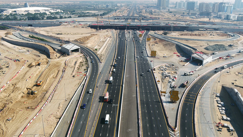 جانب من سير العمل في مشروع تطوير طريق دبي-العين.  من المصدر