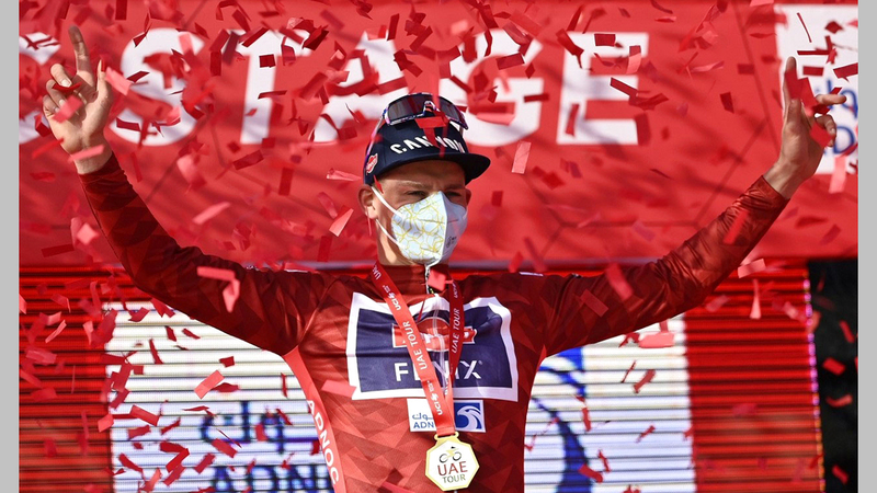 بويل يحتفل بلقب المرحلة الأولى لطواف الإمارات.  من المصدر