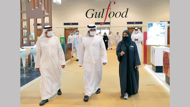 مكتوم بن محمد خلال تفقده الأجنحة المشاركة بمعرض &laquo;غلفود&raquo;.  وام