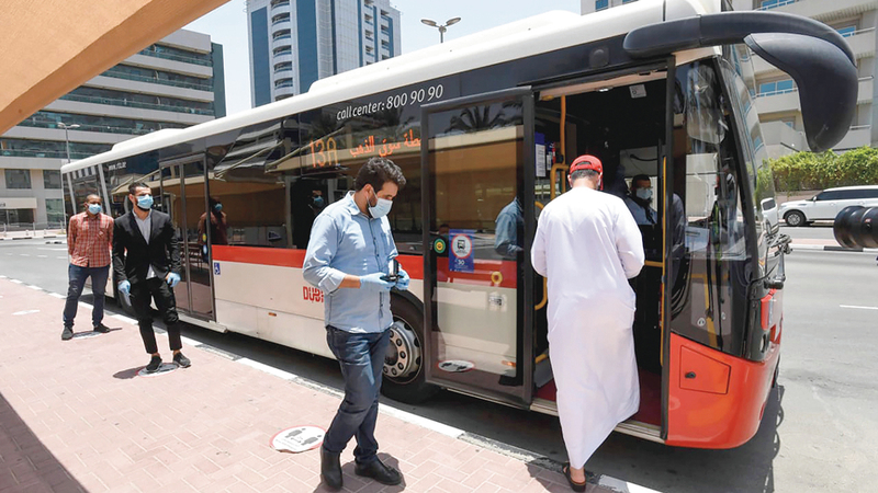 «طرق دبي» وضعت منظومة متكاملة لتعقيم وسائل المواصلات العامة.  من المصدر