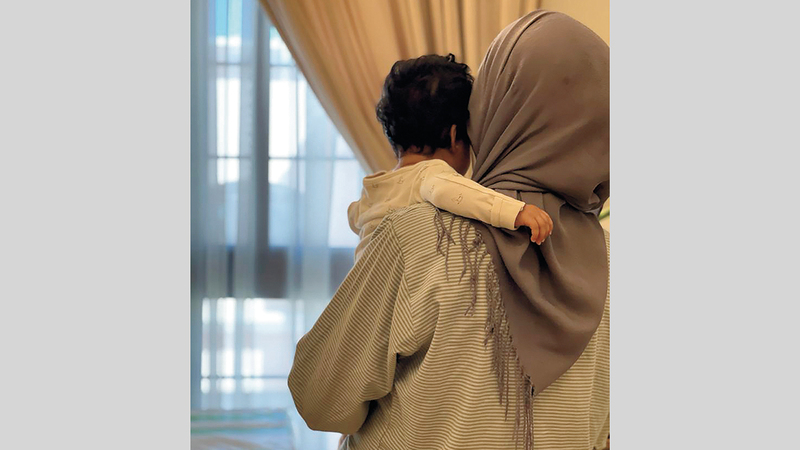 خادمة ترسل راتبها كاملاً إلى أسرتها لمساعدتها في تجاوز الأزمة. أرشيفية