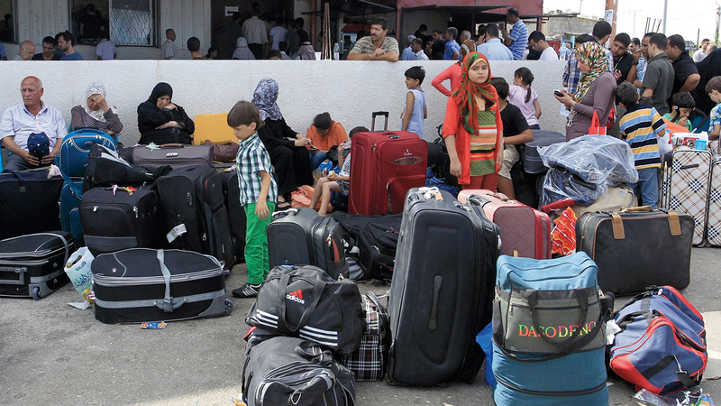 مطالبات فلسطينية بفتح المعبر على الدوام لتخفيف معاناتهم.  الإمارات اليوم