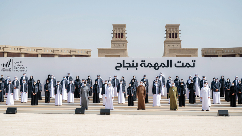 محمد بن راشد ومحمد بن زايد وحمدان بن محمد وسيف بن زايد ومنصور بن زايد يتوسطون فريق «مسبار الأمل».  من المصدر