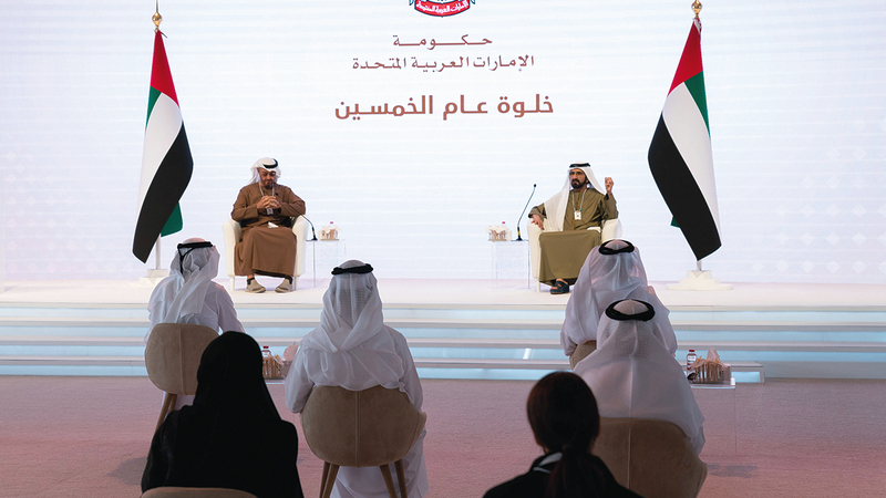 محمد بن راشد ومحمد بن زايد خلال مشاركتهما في أعمال &laquo;خلوة عام الخمسين&raquo;. من المصدر