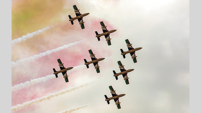 قدّم فريق الفرسان التابع للقوات المسلحة عروضاً وتشكيلات فريدة، بمناسبة انطلاق معرضي «آيدكس» و«نافدكس»2021.