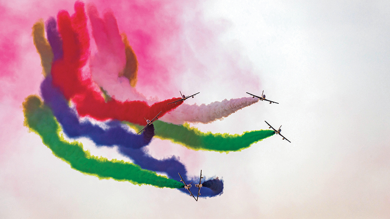 ورسم الطيارون في سماء أبوظبي مجموعة من الأشكال واللوحات الجمالية والفنية بالألوان.