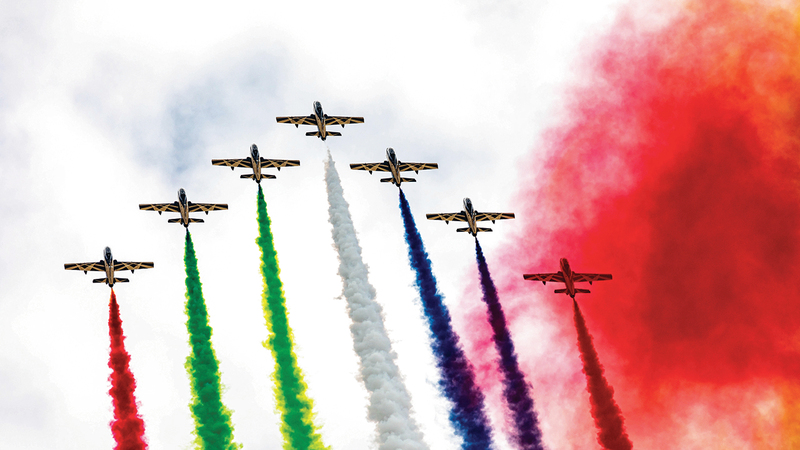 وأبهرت العروض الجوية للفريق زوار المعرض، لما أظهره أعضاء الفريق من مهارات عالية في الحركة والمناورة، التي صاحبتها أعمدة الدخان التي حملت ألوان علم دولة الإمارات.