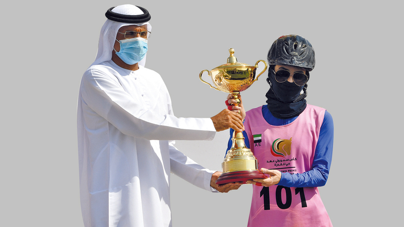 الفارسة المغربية مها خالد تتسلم كأس المركز الأول.   تصوير: مصطفى قاسمي