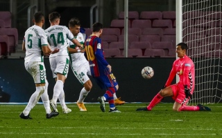 الصورة: بالفيديو.. ميسي يفاجىء حارس إلتشي بطلب غريب.. ويتصدر هدافي "2021"