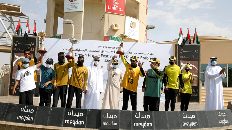 الأبطال على منصة التتويج في اليوم الثاني لمهرجان ولي عهد دبي للقدرة. تصوير: أسامة أبوغانم