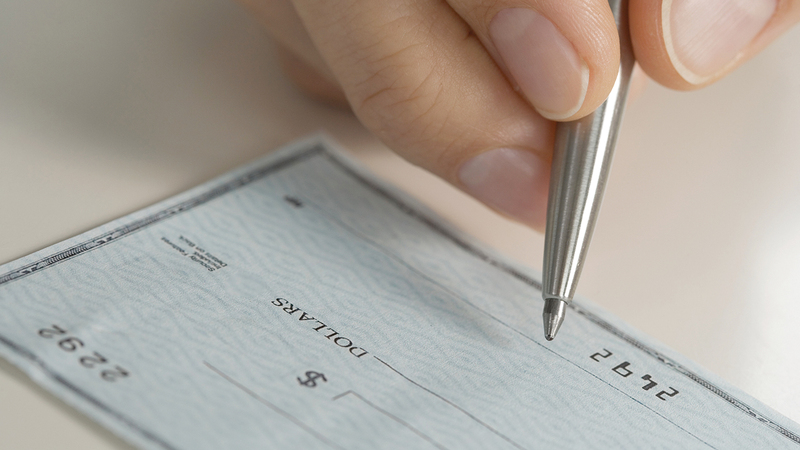 يجب الحرص عند تحرير الشيكات على تقليل فرص الوقوع في الأخطاء العفوية.   أرشيفية