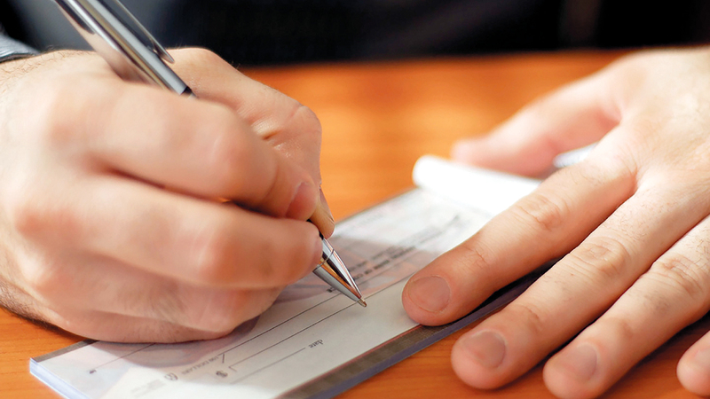 متعاملون قالوا إن الأخطاء العفوية بالشيكات من الأمور الواردة والتي يصعب تجنبها بنسبة كاملة.  أرشيفية