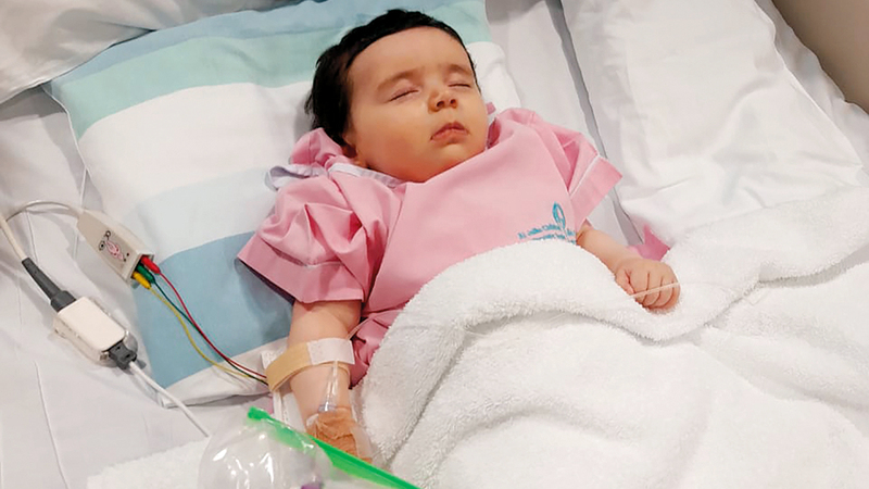 الطفلة منيرة بعد حصولها على الحقنة الوريدية. من المصدر