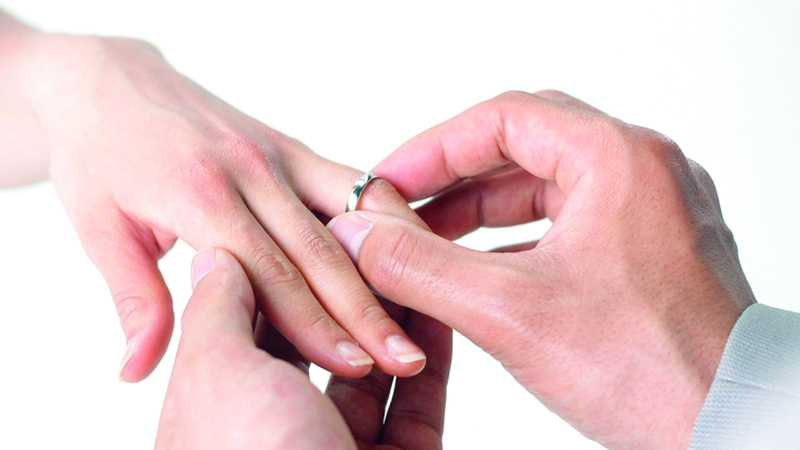 الشباب الراغبون في الزواج بأجنبيات يلتفتون إلى المصروفات ولا ينظرون إلى المشكلات اللاحقة.  أرشيفية