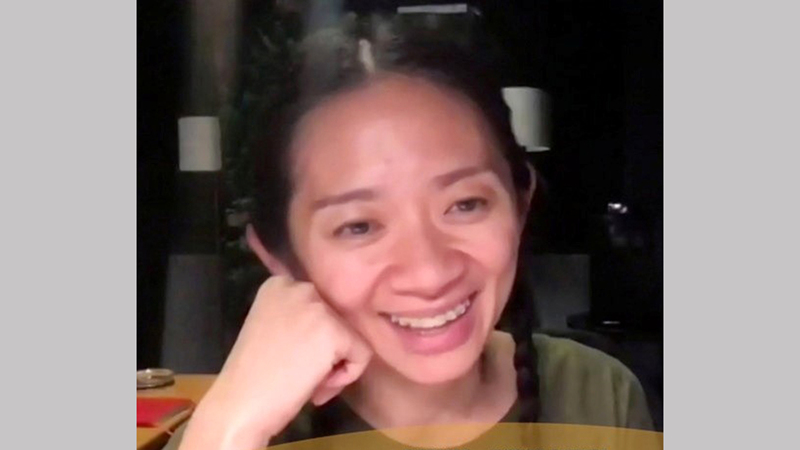 الصينية كلوي زهاو فازت بجائزة أفضل مخرجة عن فيلم «نومانلاند».. من بطولة الممثلة فرانسيس ماكدومارت.                       أ.ف.ب