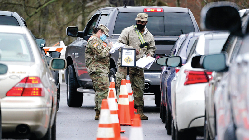 عنصران من الجيش الأميركي ينظمان عملية التلقيح في ولاية تينيسي.  أ.ب