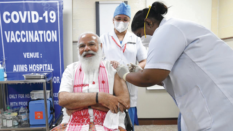 ناريندرا مودي خلال تلقيه اللقاح.  إي.بي.إيه