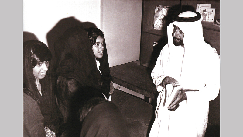 الشيخ زايد بن سلطان آل نهيان في زيارة لأحد فصول محو الأمية. «الأرشيف الوطني»