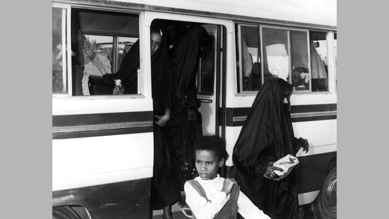 اهتمّت المرأة الإماراتية بتعليم أبنائها وحرصت على ارتيادهم أفضل المدارس.  «الأرشيف الوطني»