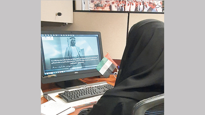 المرأة الإماراتية تؤدي دورها الوطني في جميع المجالات.                «الأرشيف الوطني»