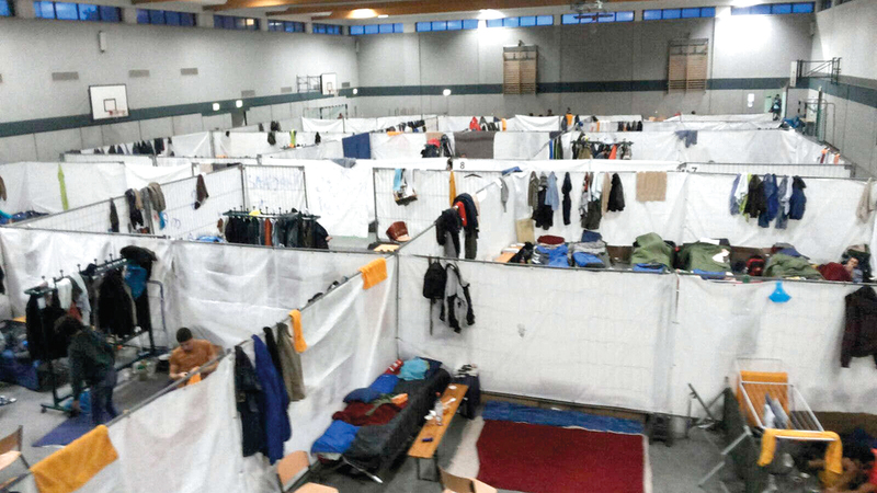 لاجئون في معسكر مؤقت داخل ملعب لكرة السلة.   أرشيفية