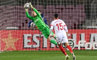 الصورة: بالفيديو.. شاهد تصدي حارس برشلونة الحاسم.. والحكم يطلب من لاعب إدارة المباراة