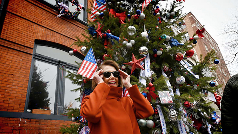 بيلوسي والفستان الأحمر الملتهب الذي أثار نوبة جنون في عالم الأزياء.	  من المصدر