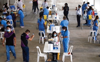 الصورة: الفلبين تقايض كوادر طبية للعمل في الخارج بلقاحات &laquo;كورونا&raquo;