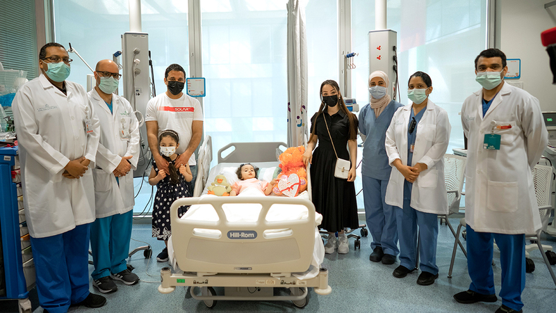 &laquo;لافين&raquo; مع أسرتها والفريق الطبي المعالج.  من المصدر