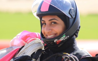 الصورة: المواطنة شيخة أحمد تستعد للقفز بعَلَم الإمارات فوق جزر المالديف