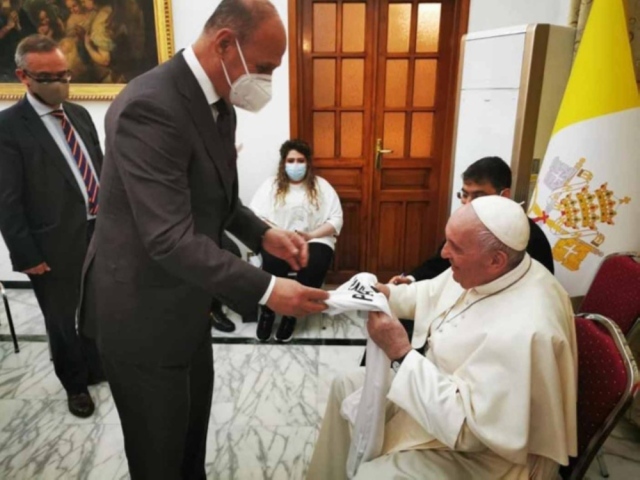 صورة إهداء قميص المنتخب العراقي إلى بابا الفاتيكان – رياضة – عربية ودولية