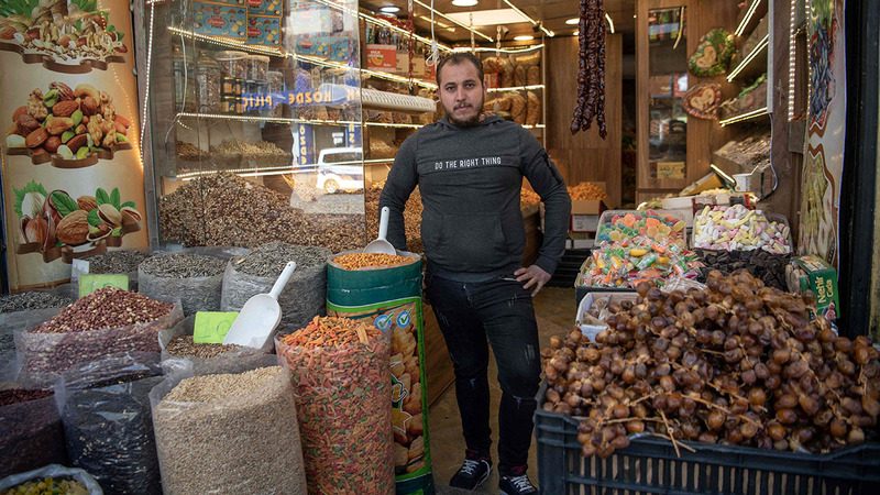 زكريا الصباغ (23 عاماً) بائع فواكه مجففة.  أ.ف.ب