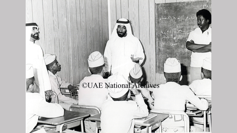 الشيخ زايد بن سلطان آل نهيان يتحدث إلى طلبة المدرسة العسكرية في غياثي خلال جولته بالمنطقة الغربية أكتوبر 1979.      «الأرشيف الوطني»