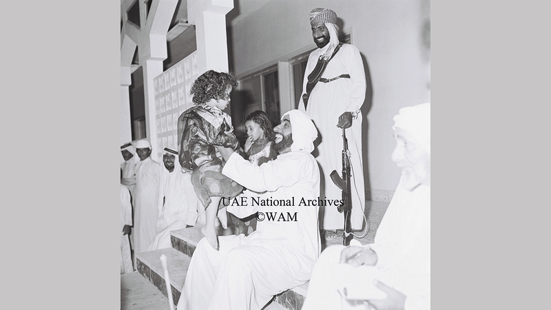 الشيخ زايد خلال لقائه بالمواطنين في جزيرة دلما يوليو 1978.«الأرشيف الوطني»