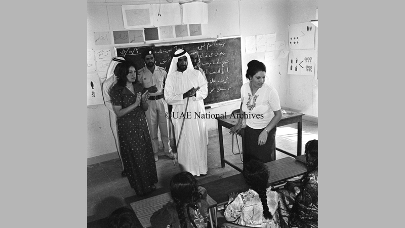الشيخ زايد أثناء جولته التفقدية في مدرسة البنات الابتدائية في غياثي مايو 1978. «الأرشيف الوطني».