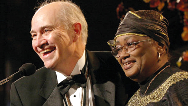 كولفين مع كاتب سيرتها فيليب هوس.   أرشيفية