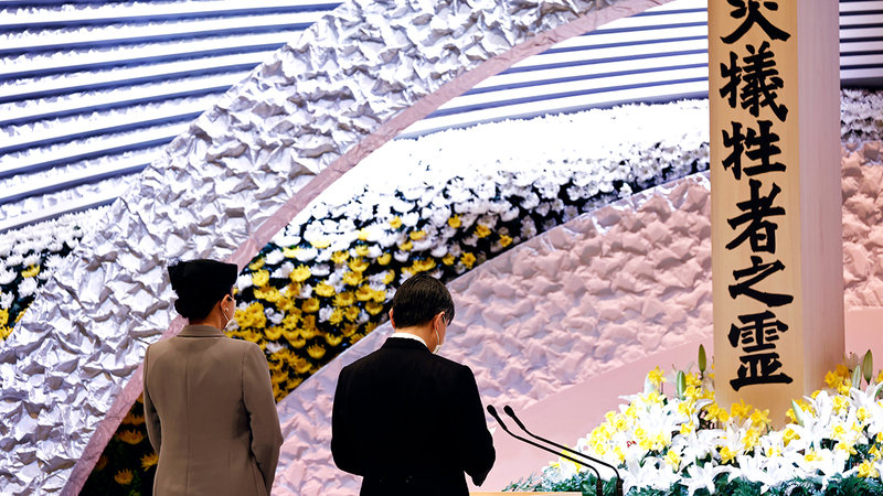 إمبراطور اليابان ناروهيتو والإمبراطورة ماساكو أمام نصب ضحايا تسونامي. إي.بي.إيه